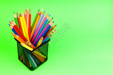 用彩色铅笔回到学校概念图片