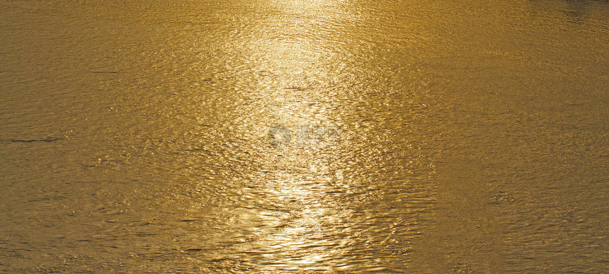 日落时河水的特写图片