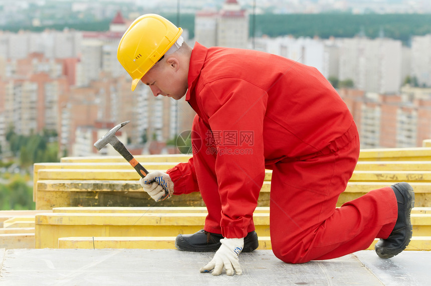 建筑工地用锤子和钉铁制成的装着图片