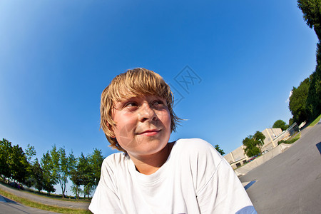 滑板公园的小男孩图片