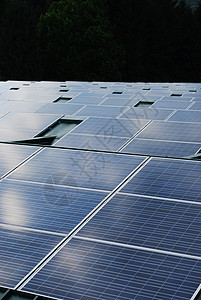 屋顶上光伏太阳能电池板图片