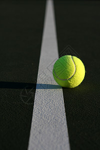 在垂直球场线上的网球图片