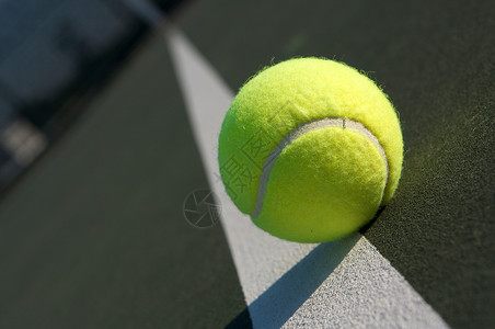 球场上的网球极限角度图片