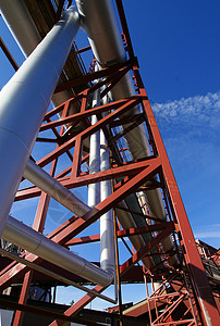 工业区钢铁管道和蓝天支持结图片
