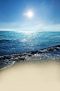 太阳海的岸被温柔的海浪冲刷图片
