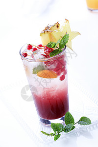 杯用水果装饰的冰镇饮料图片