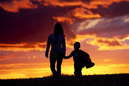 日落时一个母亲和她儿子漫图片