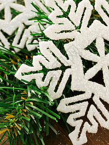 木制背景上的圣诞装饰品浅色背景图片