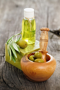 木制背景上橄榄油中的有机化妆品图片