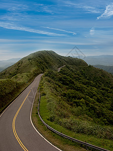 蓝色天空的绿色道路最适合图片