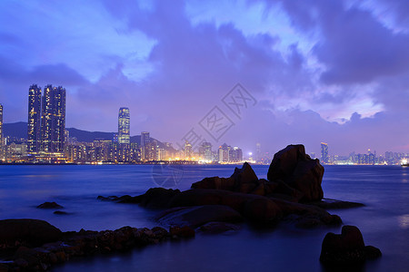 岩石海岸的香港夜景图片