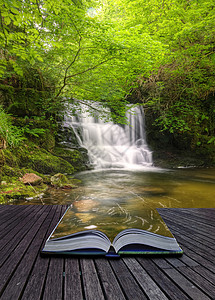 传来森林瀑布的创意概念图象从魔法书中图片