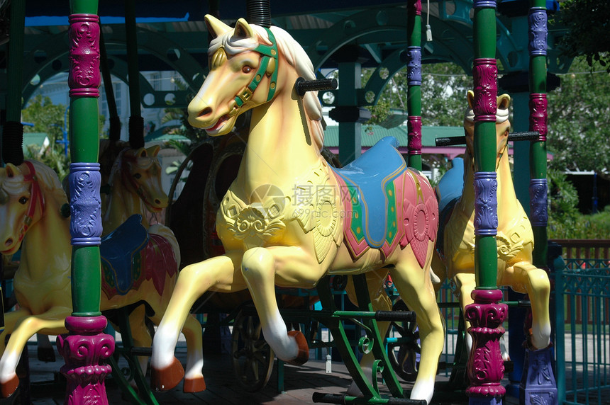 作为娱乐区儿童游乐活动的一部分的彩色马匹图片