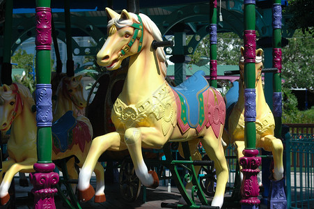 作为娱乐区儿童游乐活动的一部分的彩色马匹背景图片