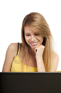 看着电脑屏幕微笑的金发女人图片