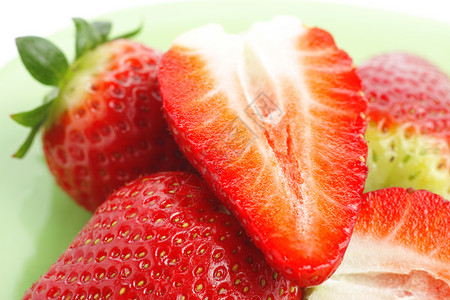 新鲜草莓的特写图片
