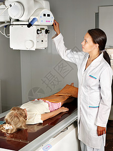 有放射科医生的小女孩高清图片
