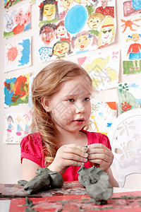 小女孩玩黏土图片