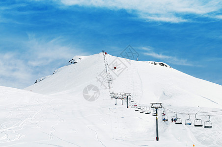 冬天雪下的高山图片