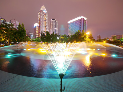 公园之夜的喷泉图片