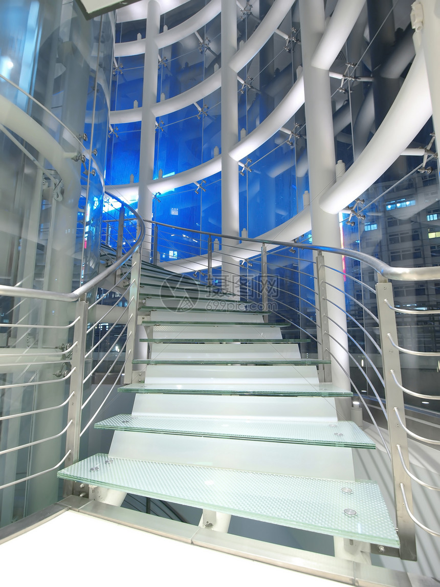 玻璃制成的透明楼梯图片