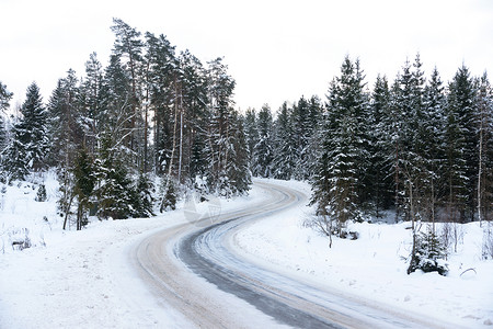 冬天蜿蜒的乡间小路图片
