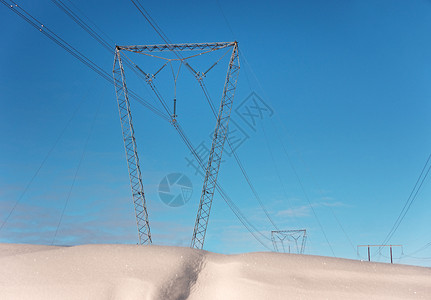 反对清楚的冬天空的电塔图片