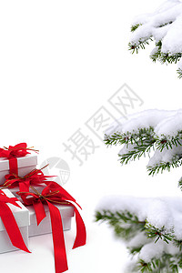 圣诞树上的红丝带礼物图片