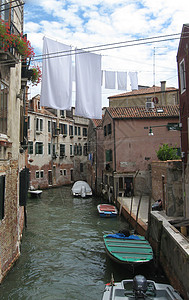 威尼斯运河上晾晒的衣服高清图片