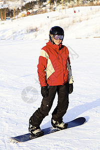 雪山上的女单板滑雪运动员图片