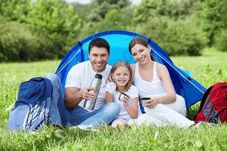 户外帐篷里的幸福家庭图片