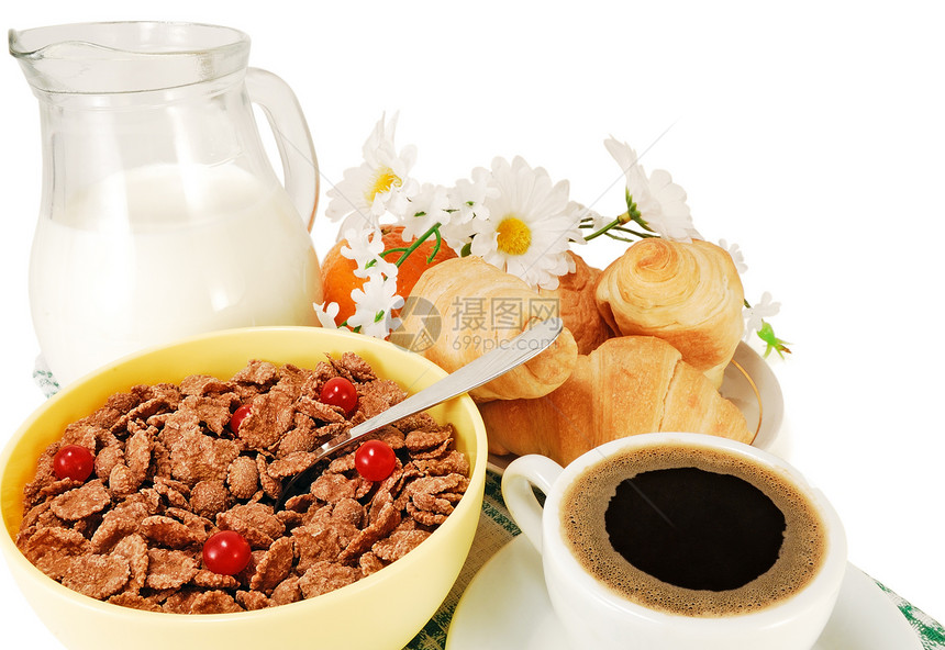 巧克力麦片果浆和咖啡在餐巾纸上加牛奶图片