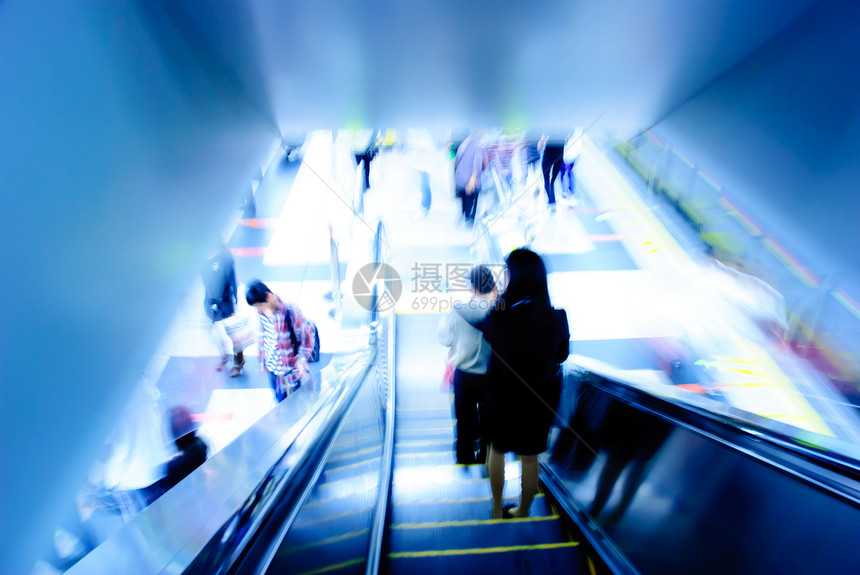 广州地铁站自动扶梯上的乘客图片