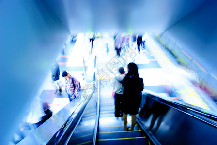 广州地铁站自动扶梯上的乘客背景图片
