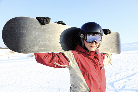 雪山上的女单板滑雪员图片