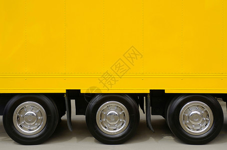 一辆有三个轮子的大卡车的黄图片