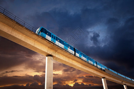 高架铁路上的通勤列车图片