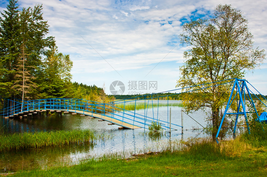 高水位导致这座步行桥被淹没在河下图片