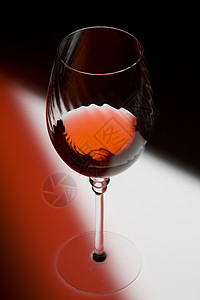 轮廓酒杯与黑色背景上的红酒图片