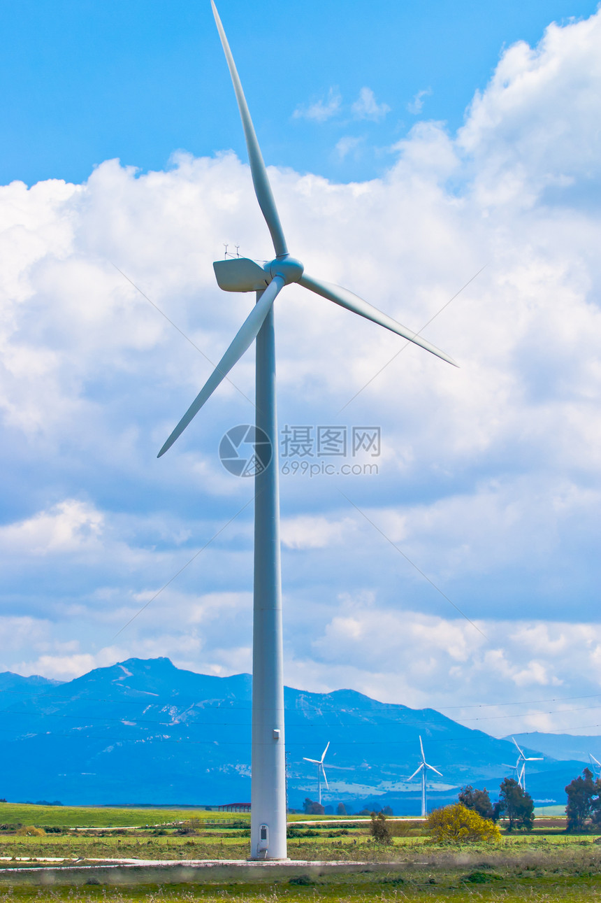 典型的风车或风能发电机图片
