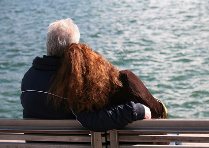 老年男子与女孩在海滨图片