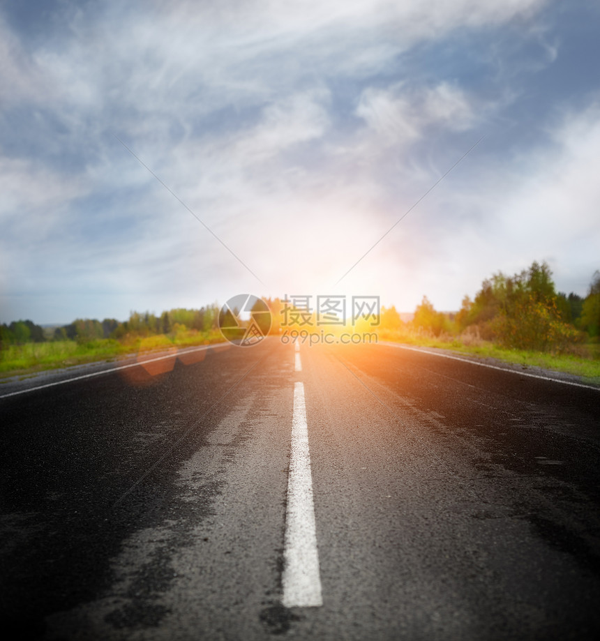 穿过田野的道路图片