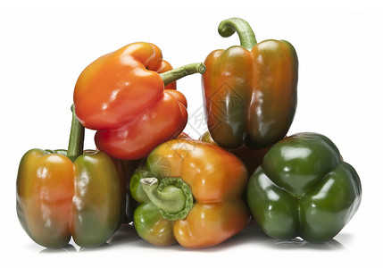 红辣椒和绿胡椒在白图片