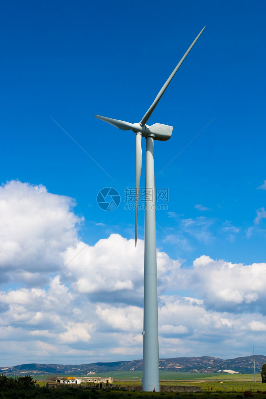 典型的风车或风能发电机图片