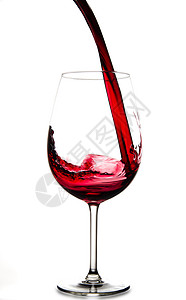 红酒倒入玻璃杯中孤立图片