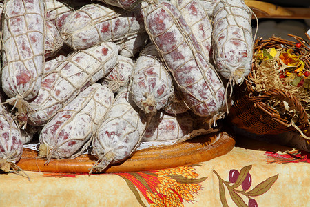 在农民市场上展示的意大利传统香肠图片