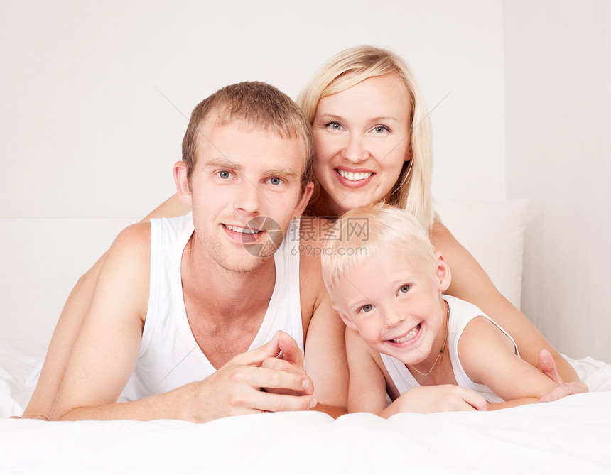 幸福的家庭母亲父亲和他们的儿子图片