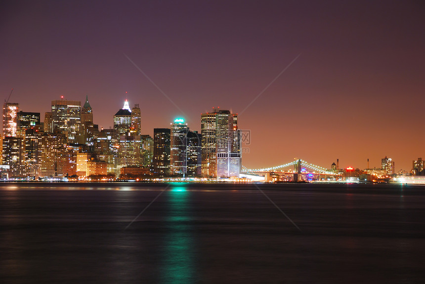 现代大都会纽约市晚上在哈德逊河和布图片