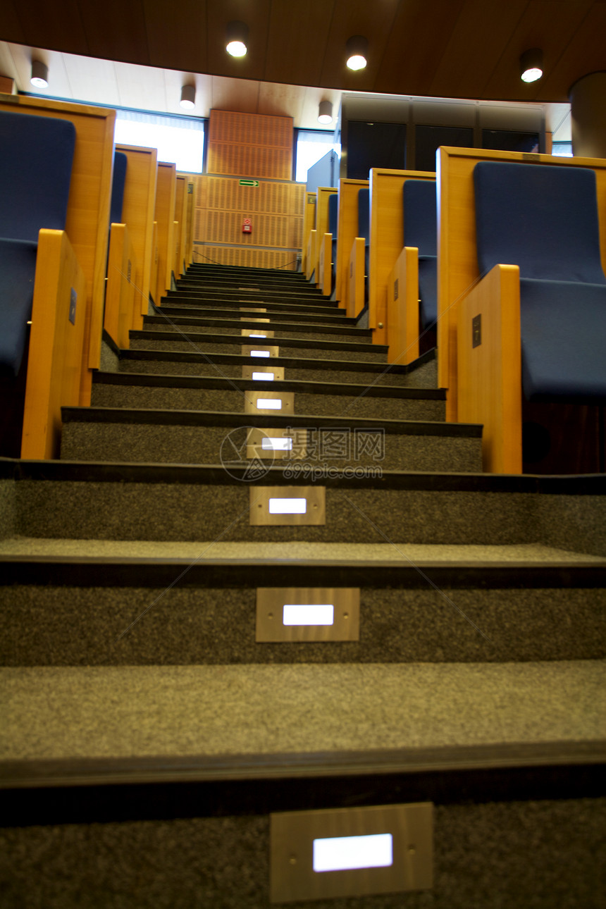 波兰Cention房间的空楼梯图片