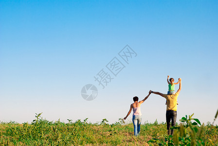草地上的幸福家庭图片